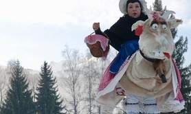 Cie Les Fileurs de Rêves - La Frieda - Déambulation Alpestre Tout public